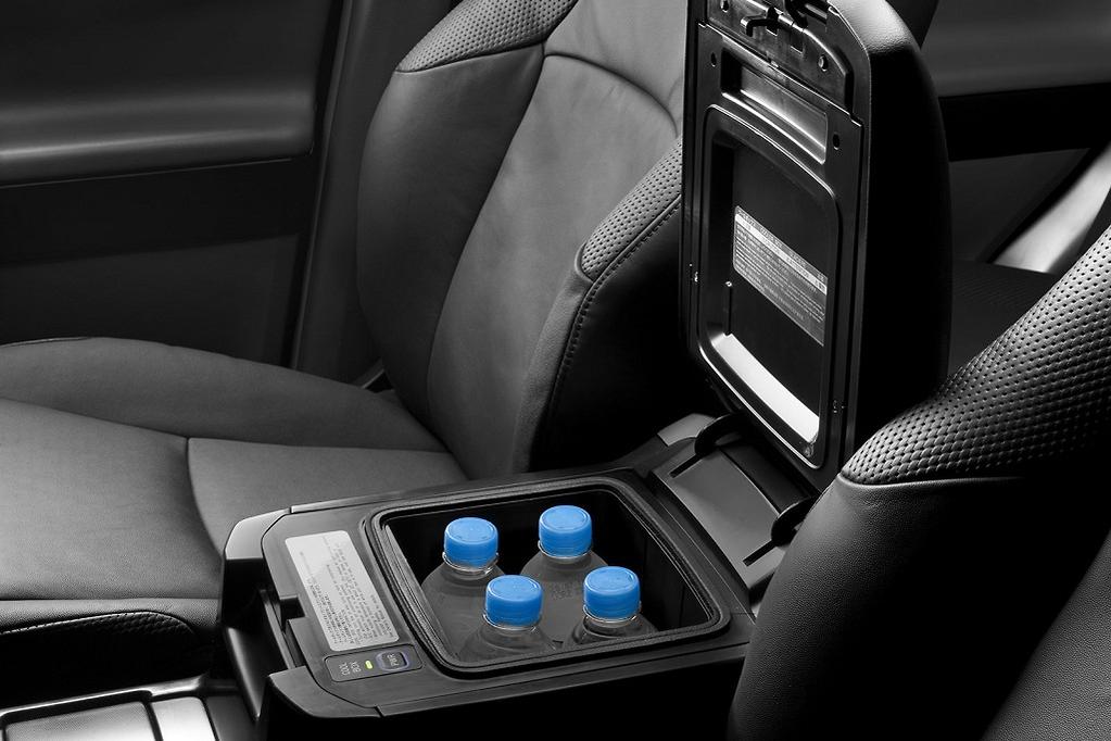 ثلاجة صغيرة في داخلية تويوتا لاند كروزر